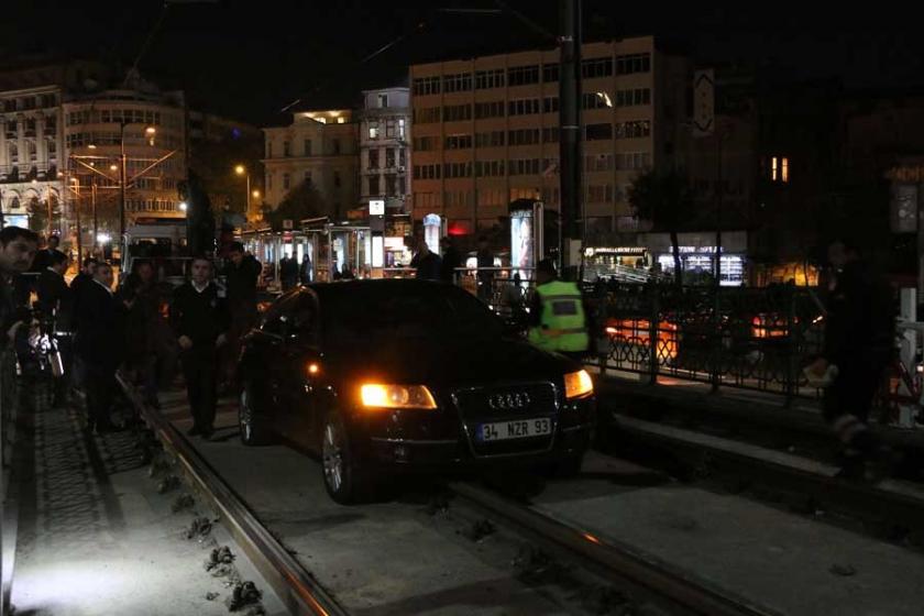 Karaköy'de otomobil tramvay yoluna girdi