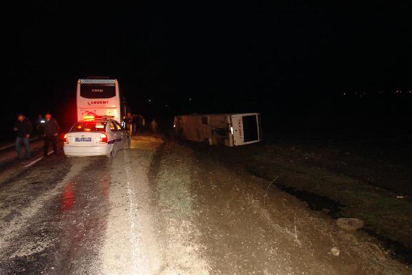 Lastiği patlayan işçi servisi devrildi: 12 yaralı