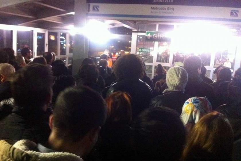 Metrobüste yolculara ‘yoğunluk’ engeli