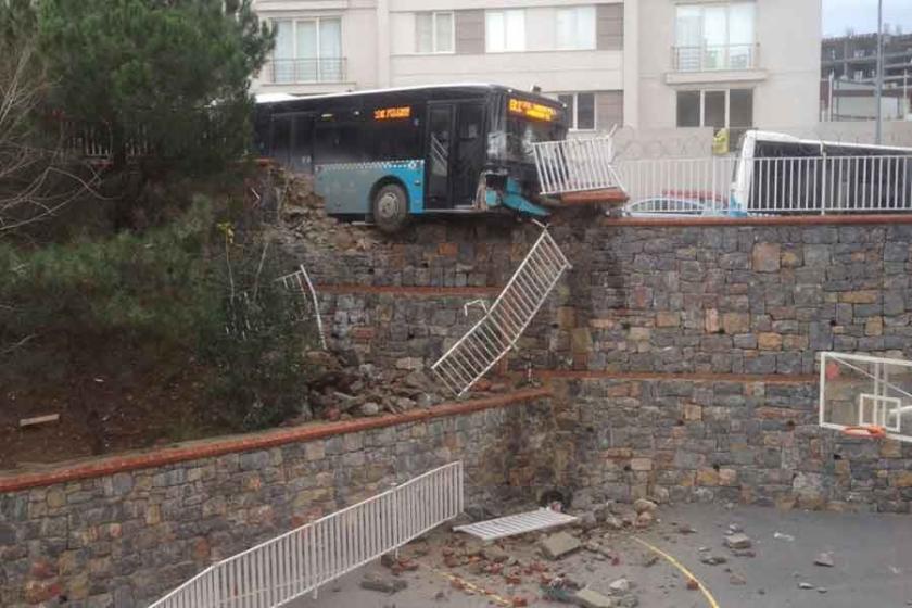 Ümraniye'de halk otobüsü, okulun duvarını yıktı