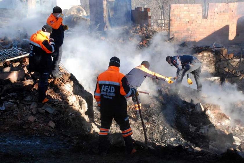 Kastamonu'da 2 ev yandı, 1 çocuk öldü 4 kişi kayıp