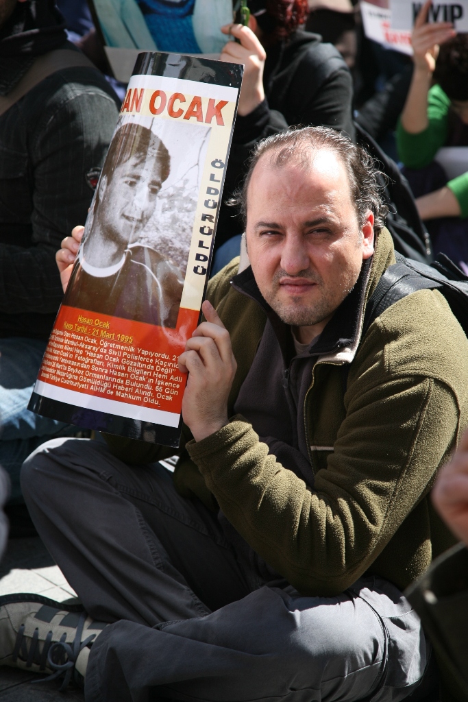 Ahmet Şık, Hasan Ocak fotoğrafıyla (Fotoğraf: Polat Çağlayan)