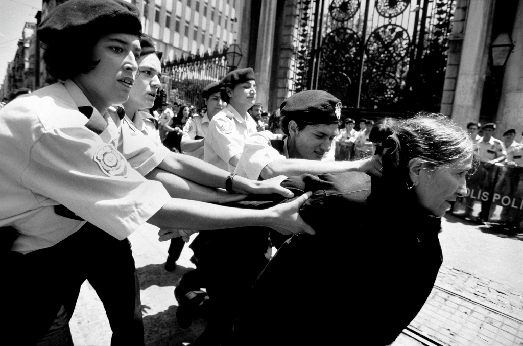 Emine Ocak; Hasan’ın annesi, yıllarını meydanlarda direnerek geçirdi. Ahmet onun en direngen halini fotoğraflamıştı. 