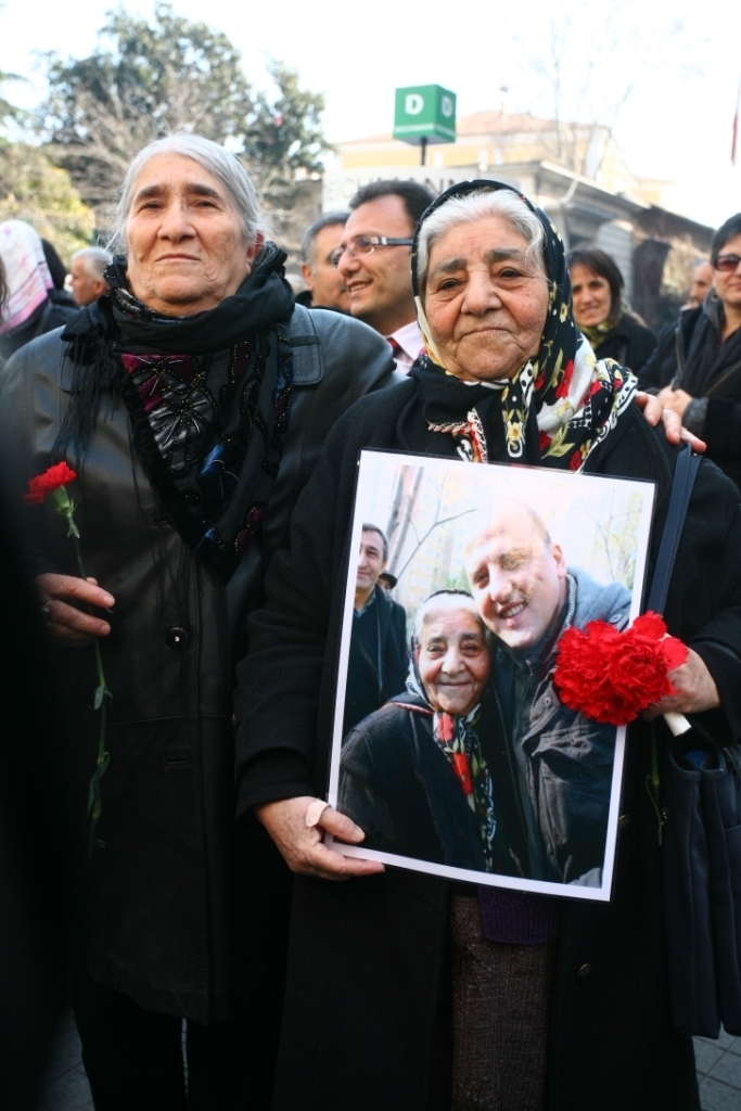 Emine ve Fadime Analar Ahmetin fotoğraflarıyla (Fotoğraf: Özcan Yaman)