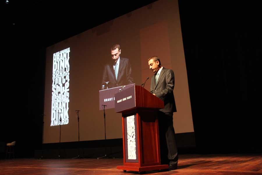 Rakel Dink ve Murathan Mungan, ödülü Diyarbakır Barosu adına Ahmet Özmen’e takdim etti.