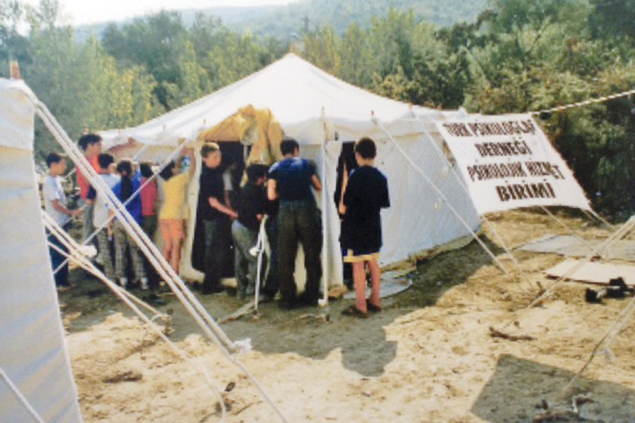 Deprem herkesi mülksüzlükte eşitledi. Çok sayıda gönüllü, çadırkentlerde, prefabriklerde, konteynerlerde kalan depremzedelere yardıma koştu.