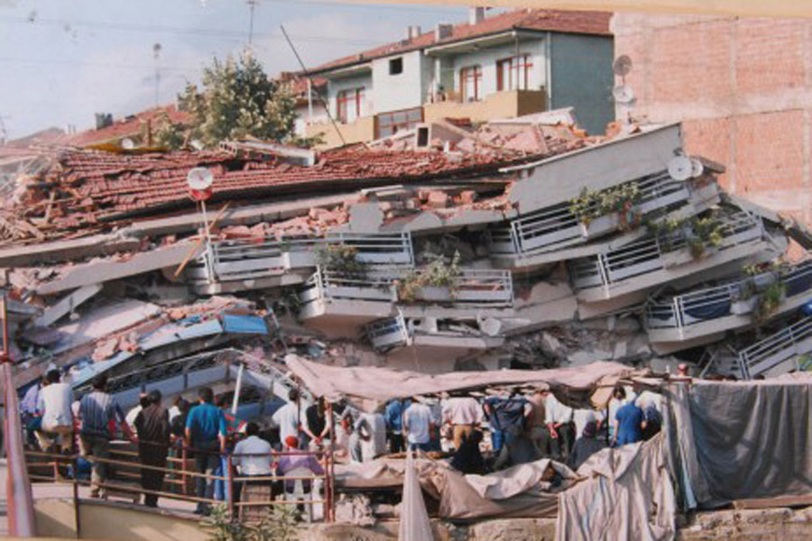 17                                                    Ağustos İzmit depreminin ardından Düzce, 12 Kasım 1999’da 7.2’lik depremle sarsıldı. 845 kişi yaşamını yitirdi, 15 bini aşkın bina hasar gördü. 