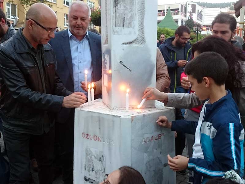 Kocaeli'de gerçekleştirilen 10 Ekim anmasında yaşamını yitirenler için mumlar yakıldı