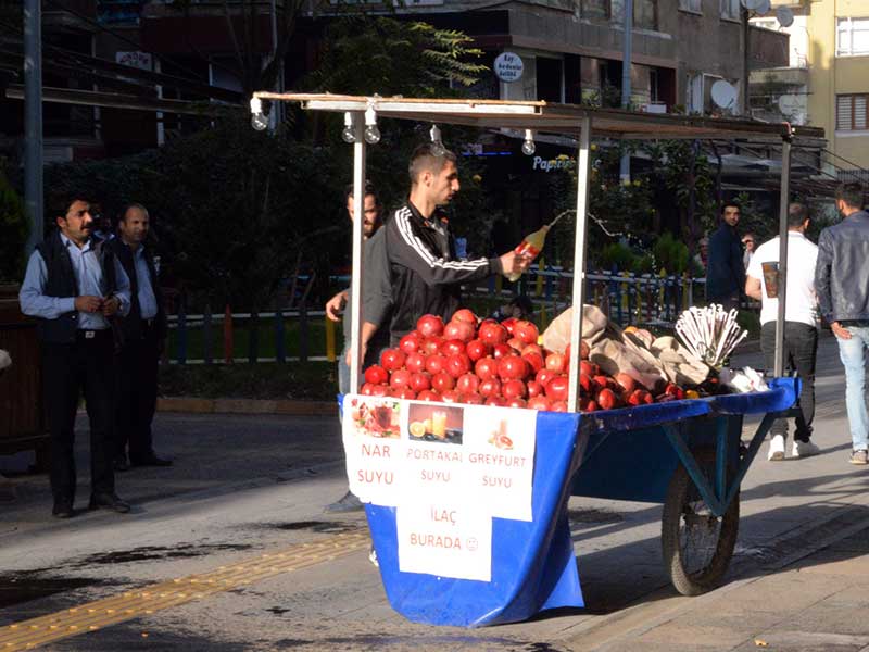 Zabıtanın müdahalesine sinirlenen genç, tezgahını ateşe vermek istedi (Fotoğraf: DHA)