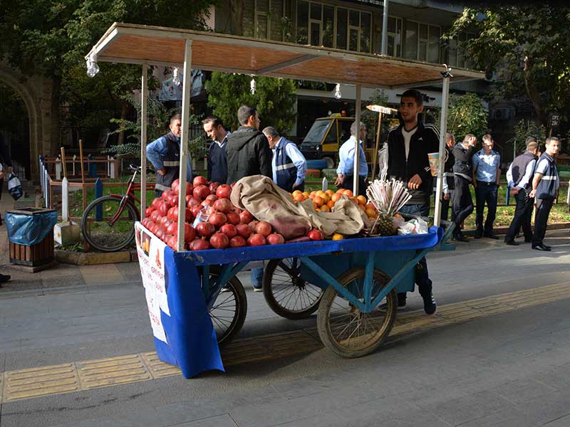 Zabıtanın müdahalesine sinirlenen genç, tezgahını ateşe vermek istedi (Fotoğraf: DHA)