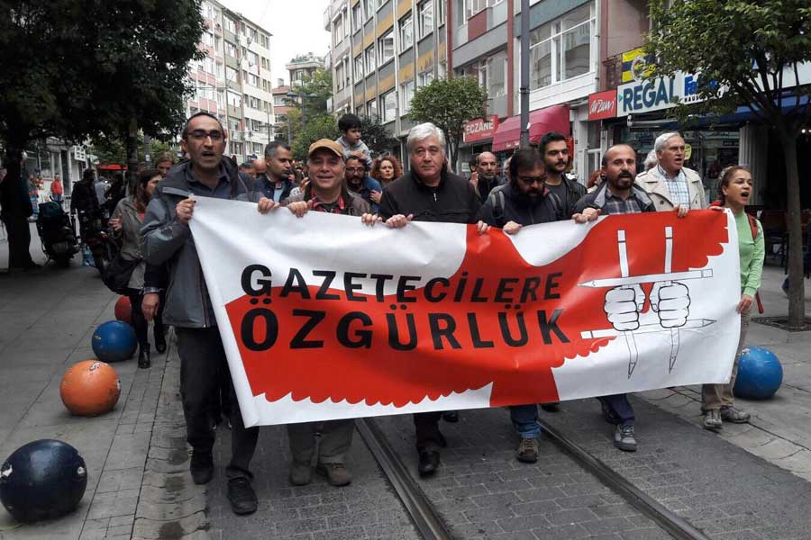 Dışarıdaki Gazeteciler tutuklu meslektaşları için yürüdü (Fotoğraf: Evrensel)