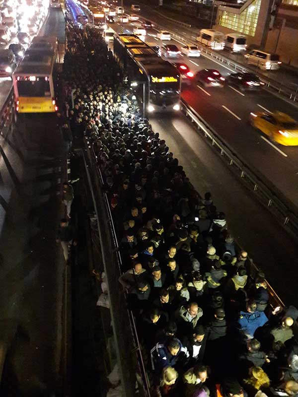 Şirinevler metrobüs durağında yoğunluk (Fotoğraf: EVRENSEL)