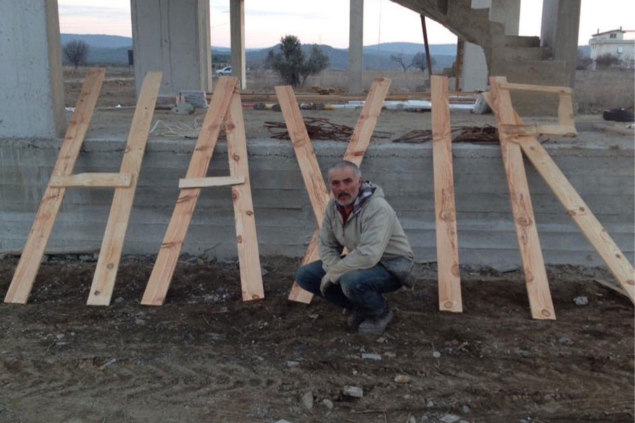 Tahsin Durmuş, tuğlalardan ‘hayır’ yazmasının yanı sıra tahtalardan da  ‘hayır’ yazısı çıkarmış...