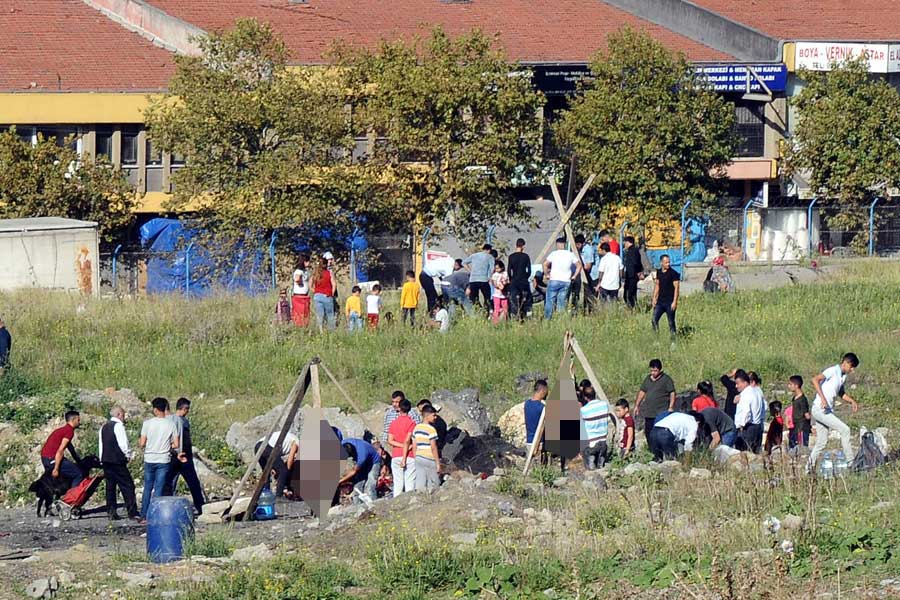 Sultangazı'de tum uyarılara ragmen bazı vatandaslar kurbanlarını bos alanlarda kesti