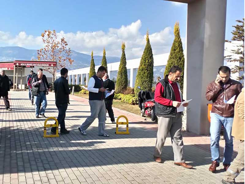 EMEP üyeleri Antalya OSB'de işçilere asgari ücret ile ilgili bildiri dağıttı (Fotoğraf: EVRENSEL)