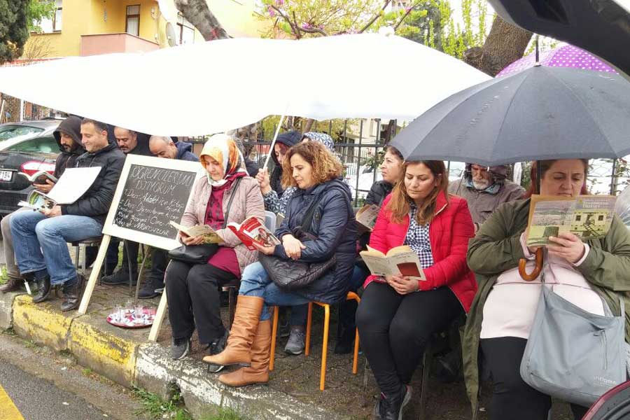 Öğrenci ve veliler eylemde Öğretmen-Yazar Ömer Açık’ın ‘Montsuzlar’ kitabını okudu. 