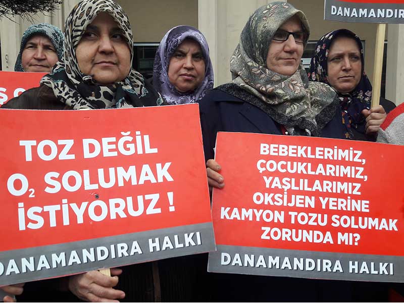 Danamandıra köylüleri 'Taş ocağı istemiyoruz' diyerek Çevre ve Şehircilik Müdürlüğü binası önünde eylem yaptı (Foto: EVRENSEL)