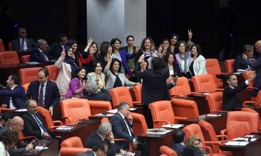 HDP'li kadın vekiller dokunulmazlık öncesi toplu fotoğraf çektirdiler.