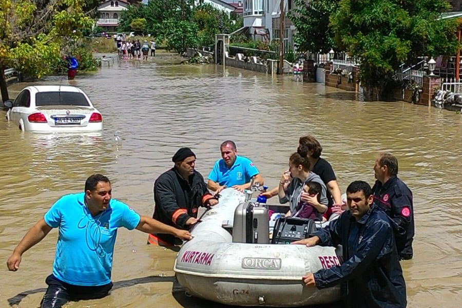 Silivri Gümüşyaka Mahallesi’nde, 17 Temmuz’daki yoğun yağış sonrası bölgede evler sular altında kalırken, bölge sakinlerinde su baskınlarından botlarla kurtarılmıştı.