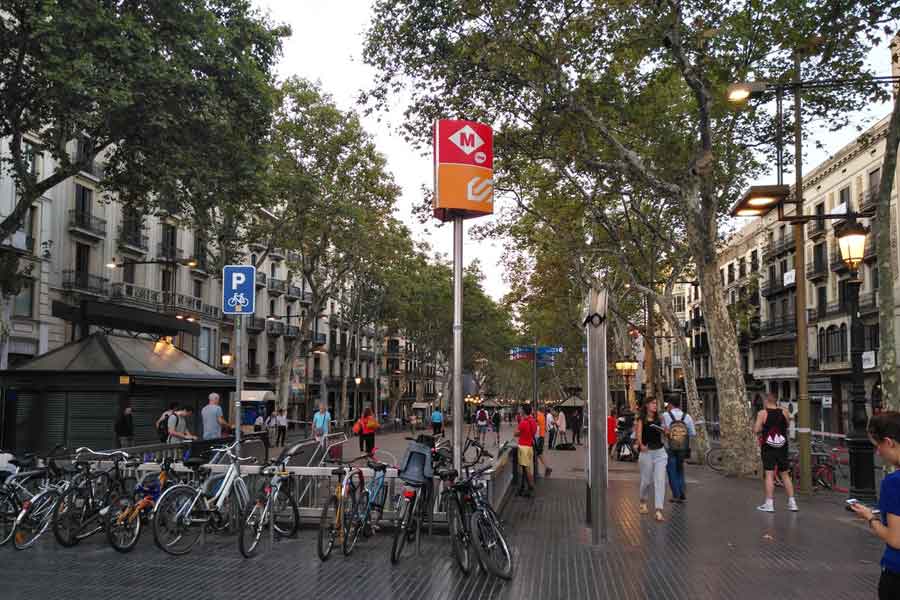 18 Ağustos sabahı La Rambla. Fotoğraf: Katalonya Radyosu'ndan Anna Ayala (Twitter)