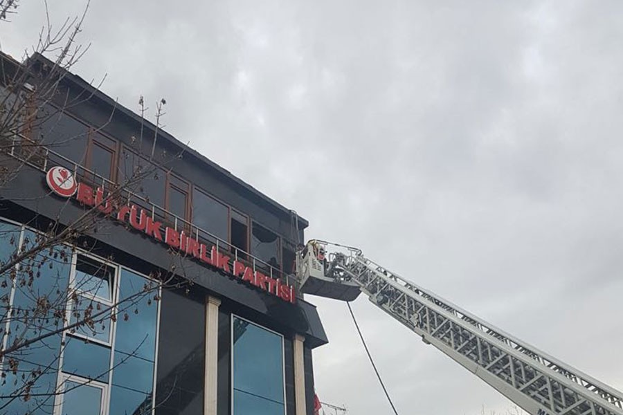 BBP Genel Merkezinde yangın çıktı, 2 kişi dumandan etkilendi