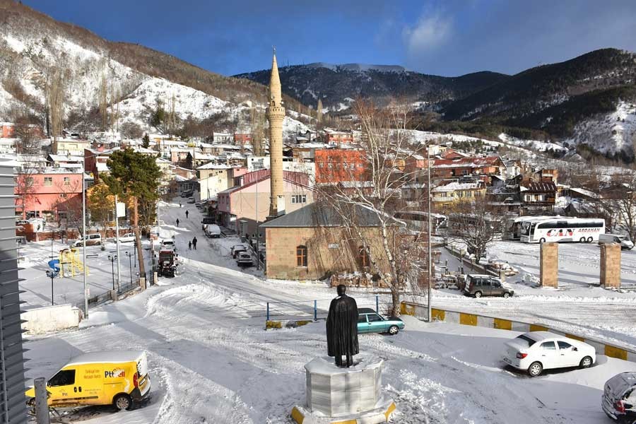 Ardahan'da köy yollarına ve eğitime kar engeli