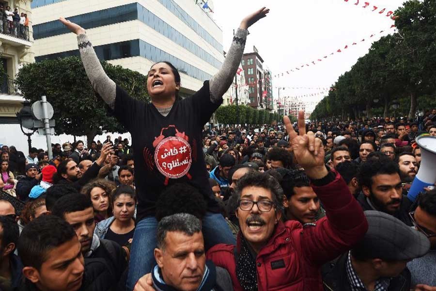 Öfkeli Tunuslular birbirlerine soruyor: Ne bekliyoruz?