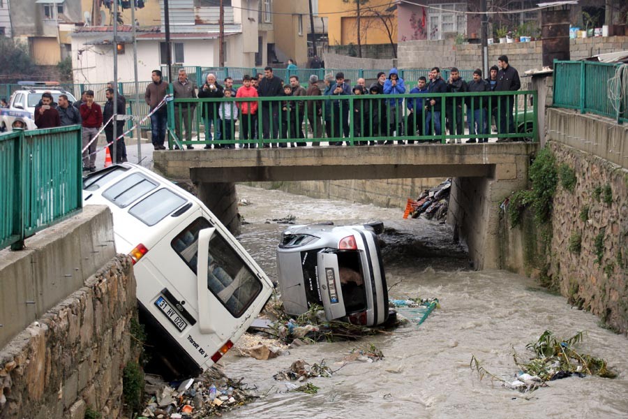 Antakya'da yol çöktü, iki araç dereye yuvarlandı