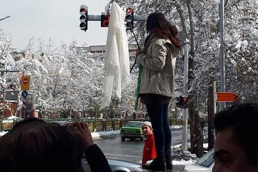 İran'da başörtüsünü çıkaran 29 kadın tutuklandı