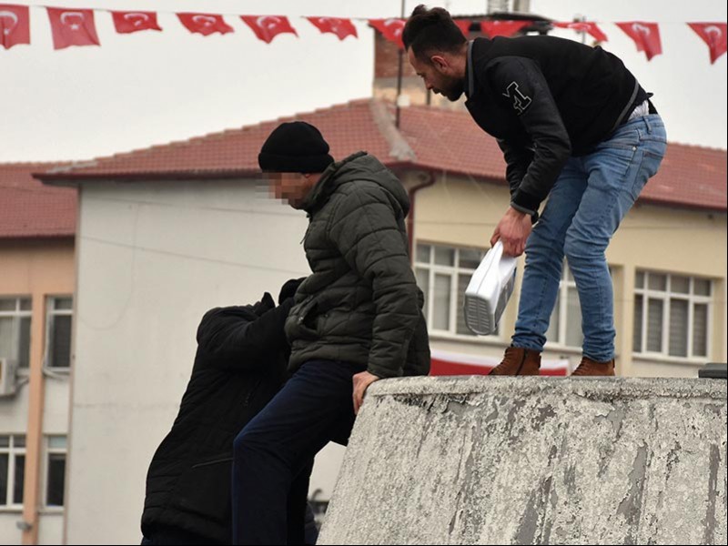 Geçim sıkıntısı sebebiyle kendini yakmak isteyen Mevlüt A'yı polisler eyleminden caydırdı