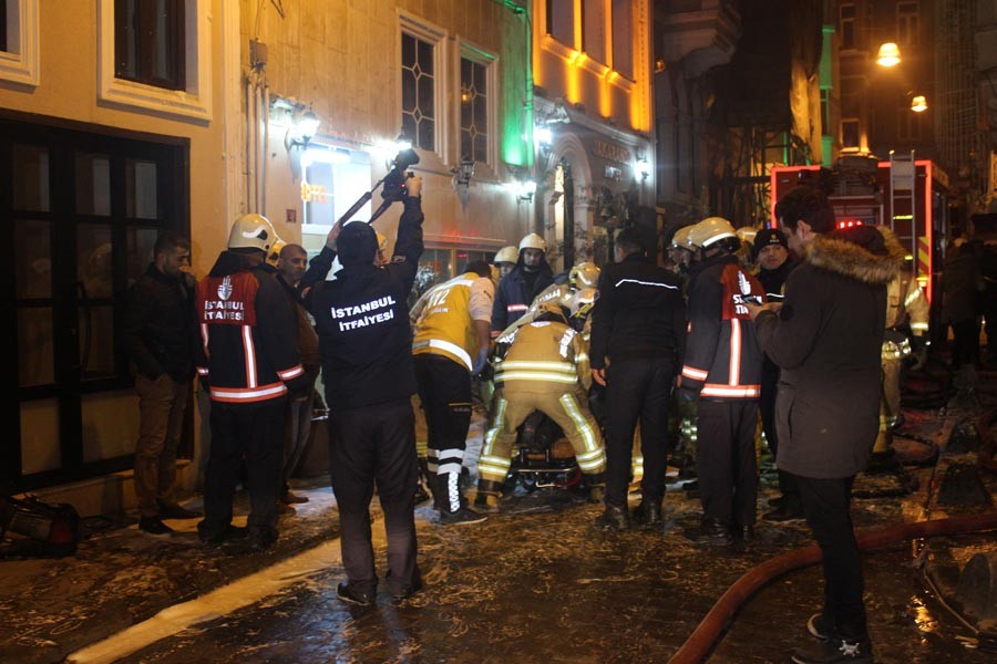 Beyoğlu'da otel yangını: 3'ü ağır, 6 yaralı