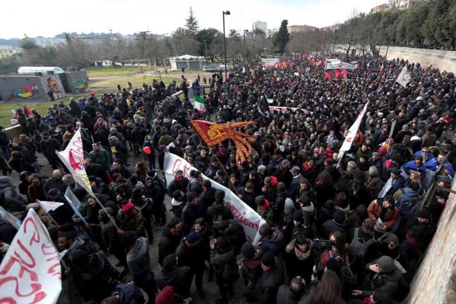 İtalya'da on binler ırkçı silahlı saldırıyı protesto etti