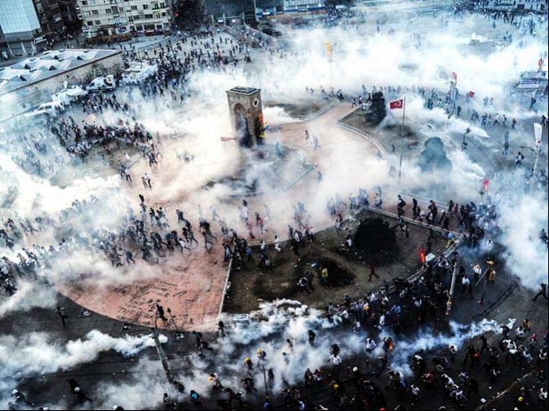 31 Mayıs 2013 günü, Taksim Meydanı’na dört koldan atılan biber gazı bombalarının bulutu