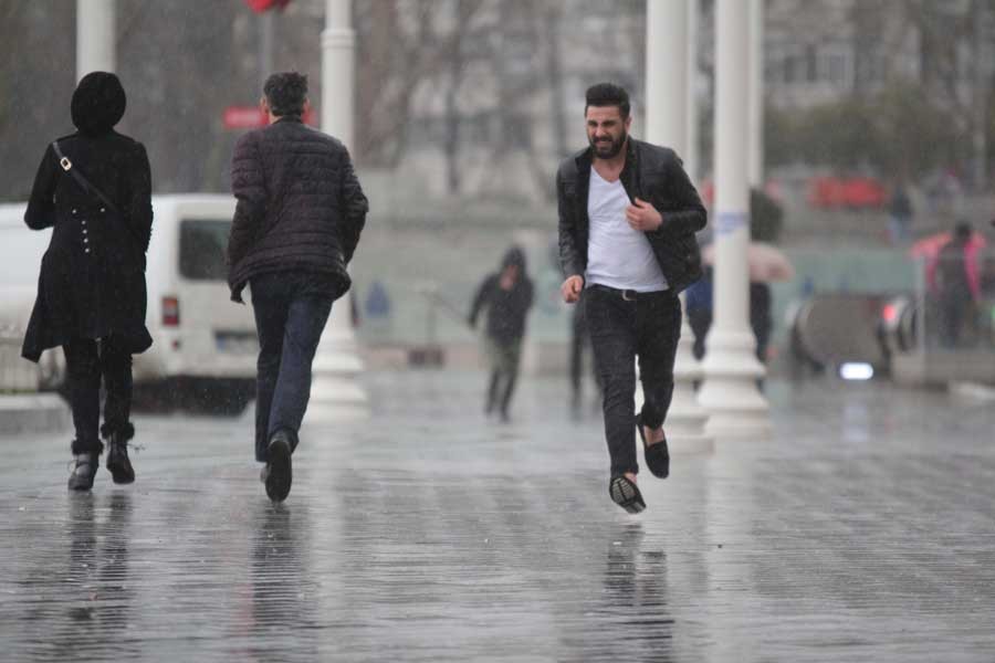 İstanbul fırtına, dolu ve yağmura tutuldu