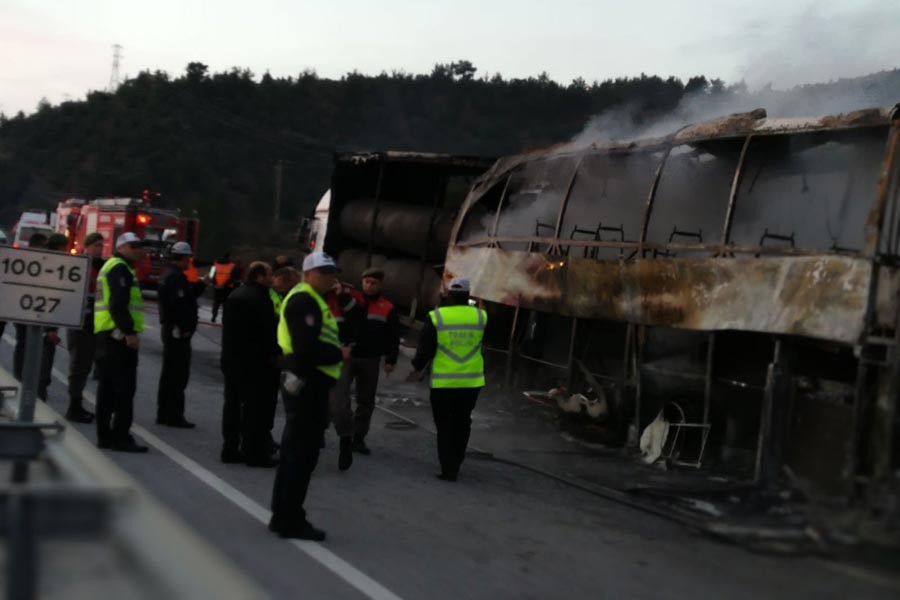 Çorum Osmancık'ta yolcu otobüsü, park halindeki TIR'a çarptı.