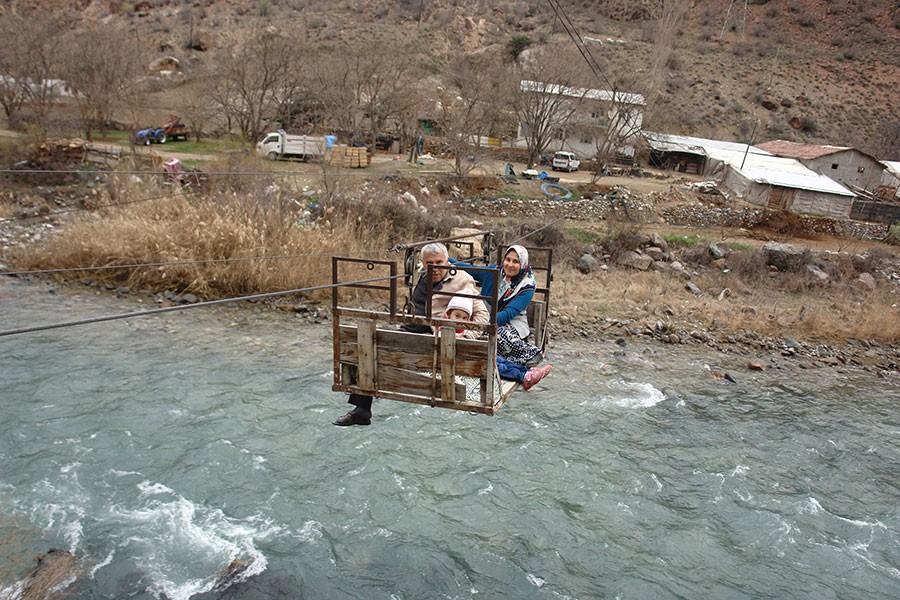 Çoruh Nehri’ni ilkel teleferikle geçiyorlar