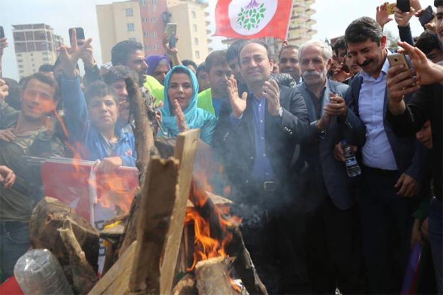 Urfa’da ilk Newroz ateşi Siverek’te yakıldı