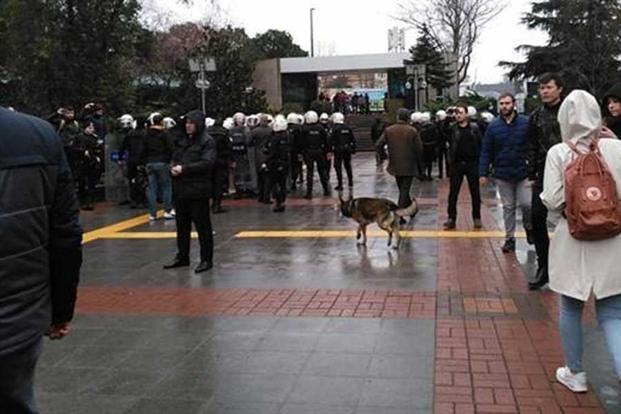 Üniversitelere ve düşünceye zincir vurulamaz