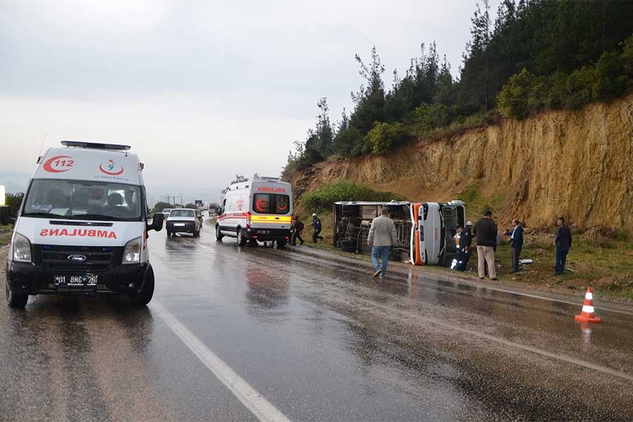 Servis midibüsü şarampole yuvarlandı, 15 öğrenci yaralı