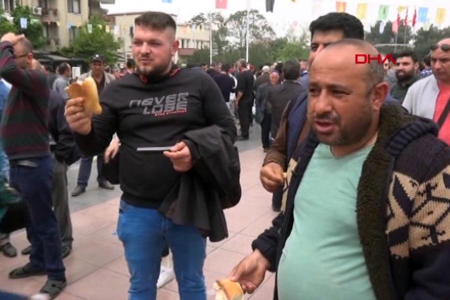 Manisa'da kendilerine yer gösterilmeyen pazarcılar valilik binasına yürüdü (Fotoğraf: Ekran Görüntüsü/DHA Video)