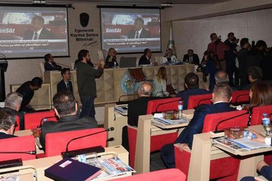 MHP'li belediye başkanı: AKP’liler hizmeti engelliyor