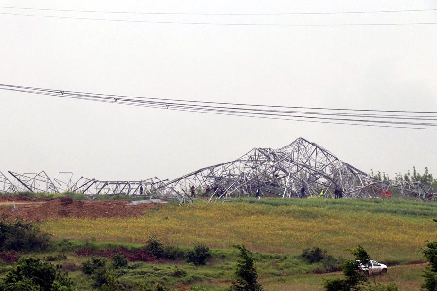 İzmit'te yüksek gerilim hattı direği devrildi; 4 işçi yaralandı