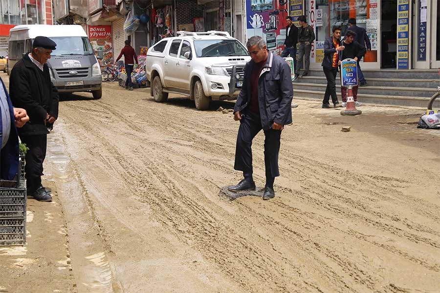 Hakkari'de bitmeyen yol çalışması isyan ettirdi