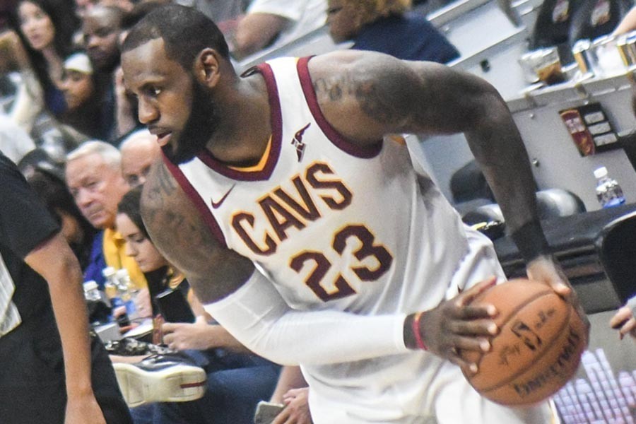 LeBron James, Los Angeles Lakers'a imza attı