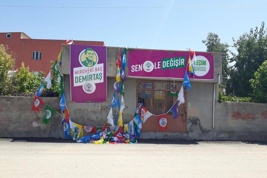 HDP'nin seçim bürosu önündeki bayrakları söküldü