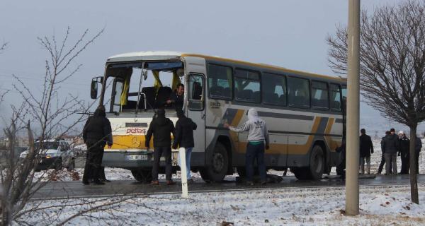 Kırşehir'de işçi servisi devrildi, 16 işçi yaralandı