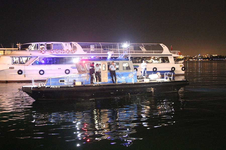 Kadıköy'de bir genç denize atladı, deniz polisi tarafından kurtarıldı