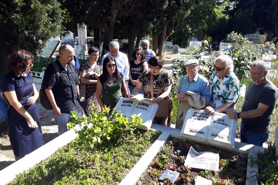 Şiirin ve umudun yorulmaz iğnesi Sennur Sezer mezarı başında anıldı