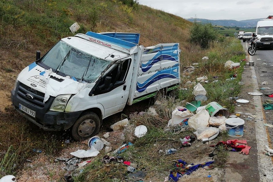 İşçileri taşıyan kamyonet devrildi: 1'i çocuk 2 Suriyeli işçi öldü