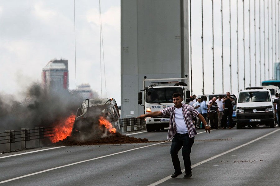 15 Temmuz Şehitler Köprüsü'nde bir araç yandı